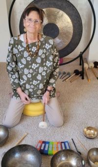 Helga Bieber - Förderschullehrerin, ausgebildet in Klangmassage (Klangperspektiven®), Märchenerzählerin